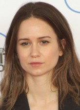  Katherine Waterston